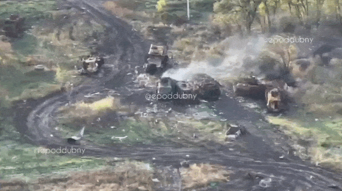    Сырский бросил колонну из 25 единиц техники на помощь покровской группировке, хотя колоннами давно уже никто не ходит. На узкой дороге под Мирноградом колонна попала в засаду. Видео с ТГ-канала "Рамзай"