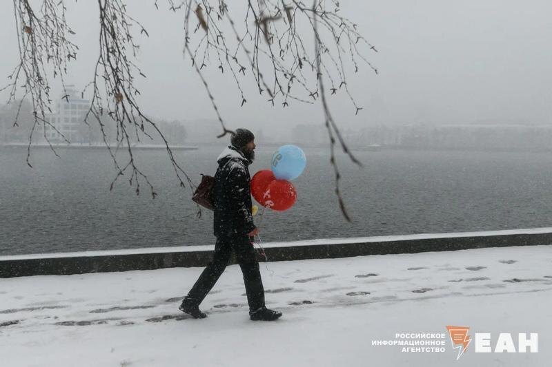    ЕАН. Мужчина на снежной дороге