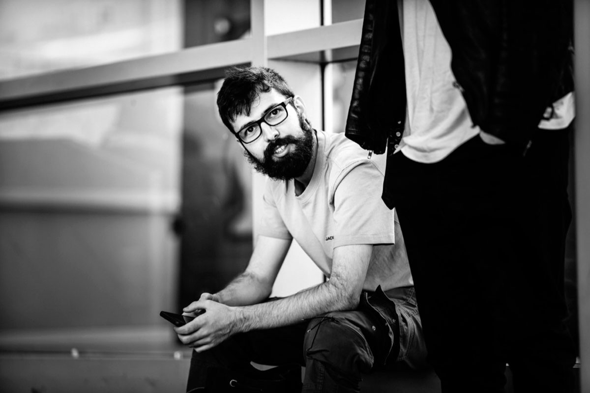 Желание нравиться семье, друзьям и обществу очень сильно