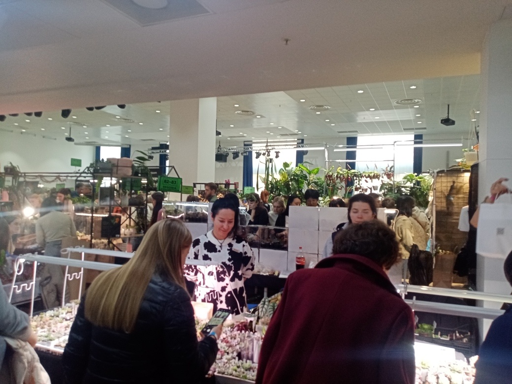 Больщой зал с Продаю-покупаю