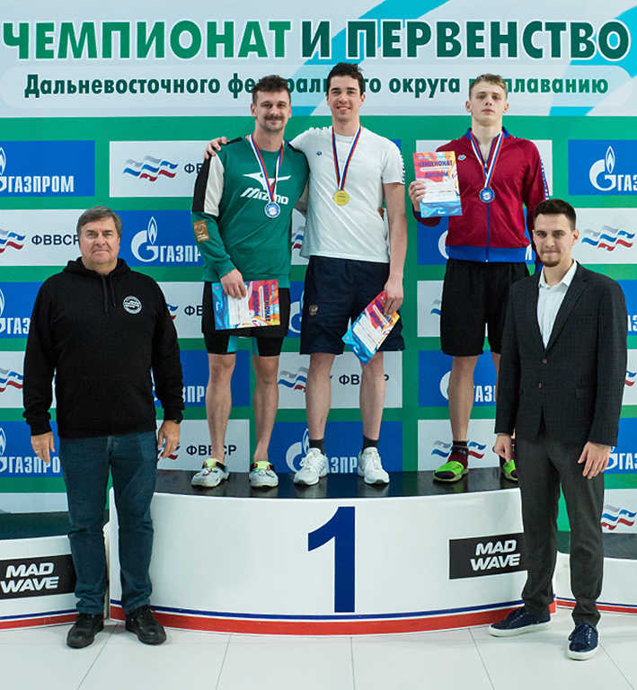 На пьедестале почета слева направо Алексей Ковальчук (Приморский край), Владислав Яснев и Виктор Бурлаков (оба Сахалинская область). Рядом с пьедесталом стоят слева направо Владимир Сальников и чемпион мира, четырехкратный чемпион Европы, участник Олимпийских игр 2016 года в Рио-де-Жанейро заслуженный мастер спорта России Даниил Пахомов.
