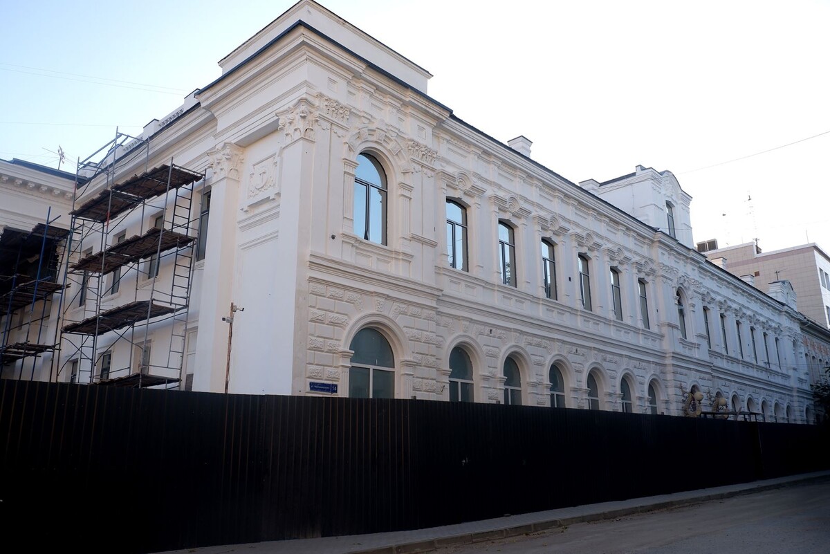    Усадьба сейчас стала белоснежной.