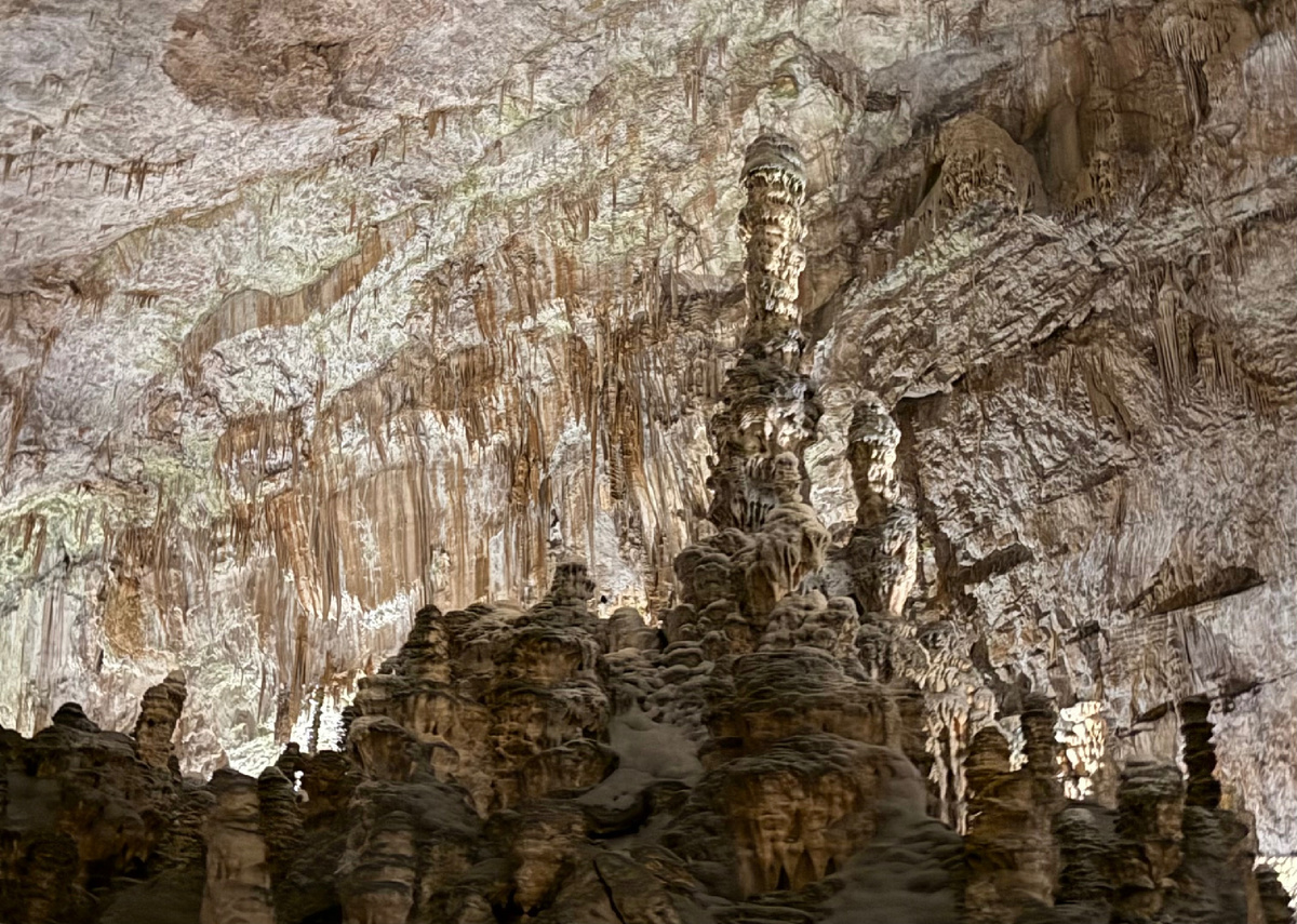 Большой зал в пещере