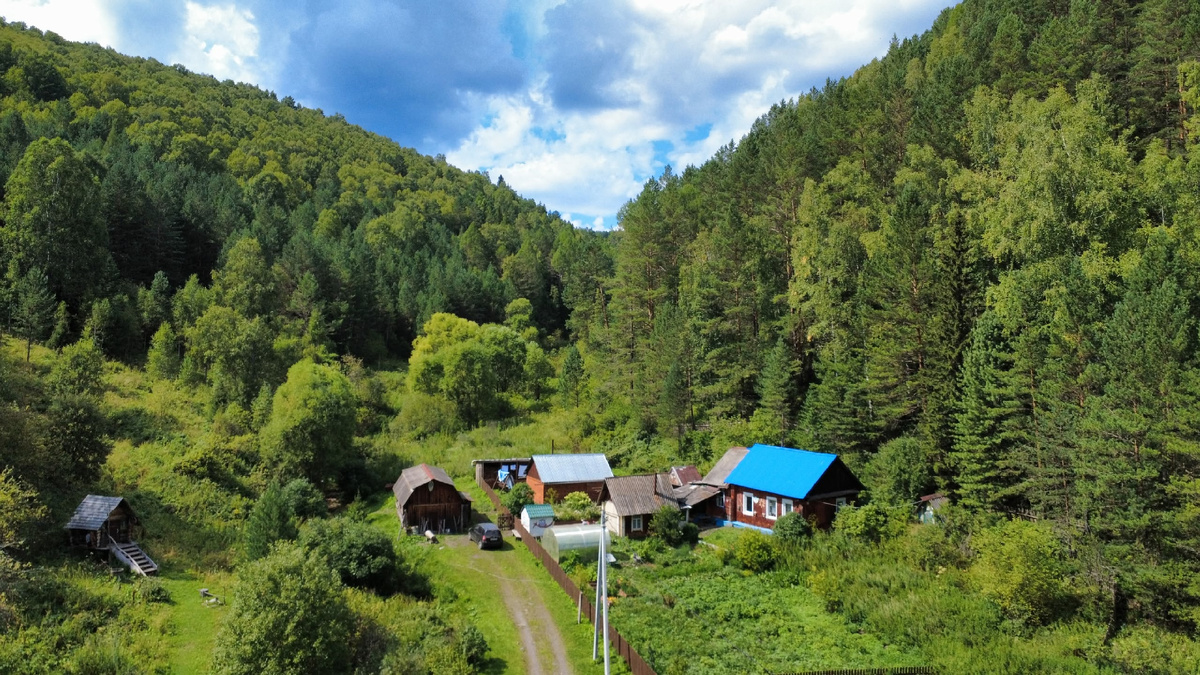 Дом находится на ул. Дачная 11, а слева избушка на курьих ножках
