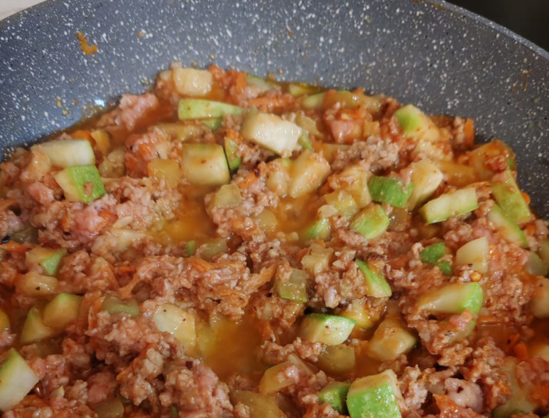 Кабачок можно натереть, если ваши домашние овощи недолюбливают - он будет незаметен