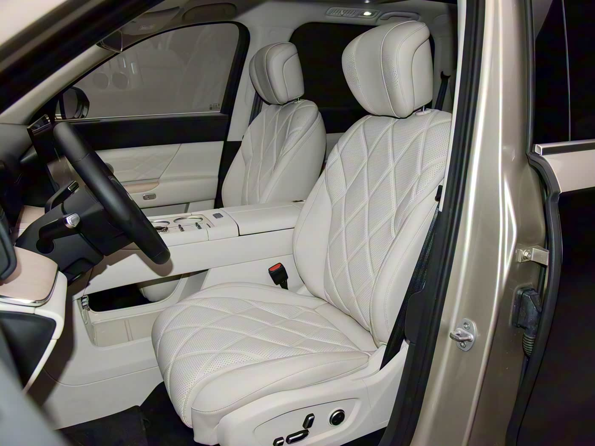 Кресла первого ряда в Chery Fulwin T11 (Exeed Exlantix)