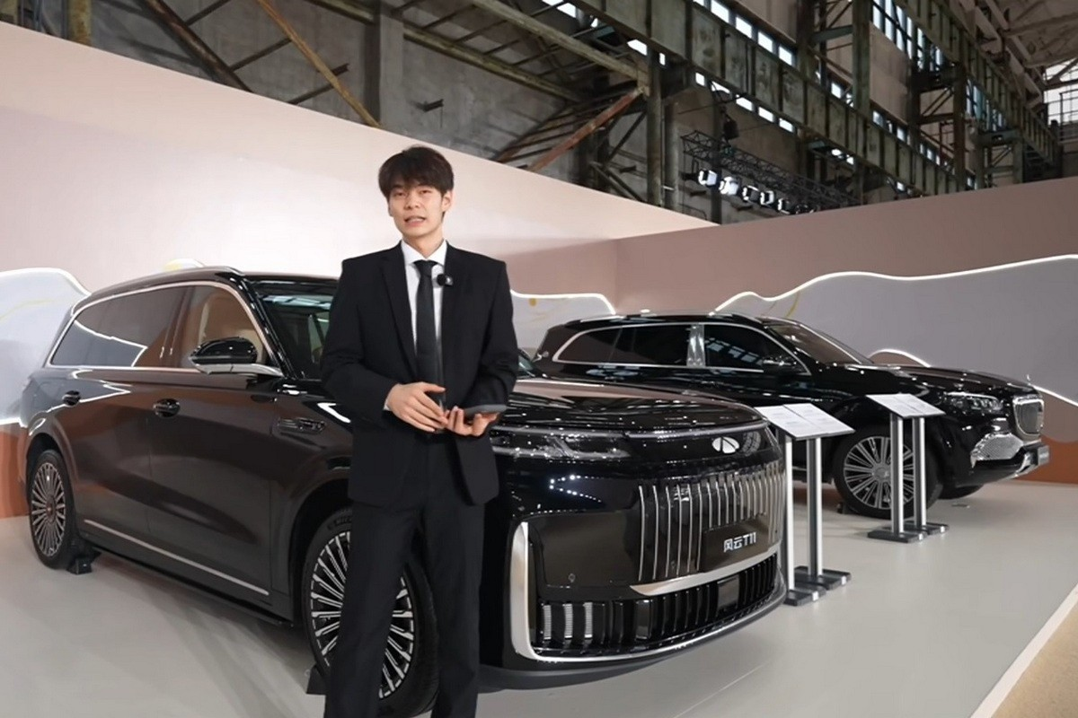 На презентации старта продаж Chery Fulwin T11 поставили рядом с Mercedes-Maybach GLS
