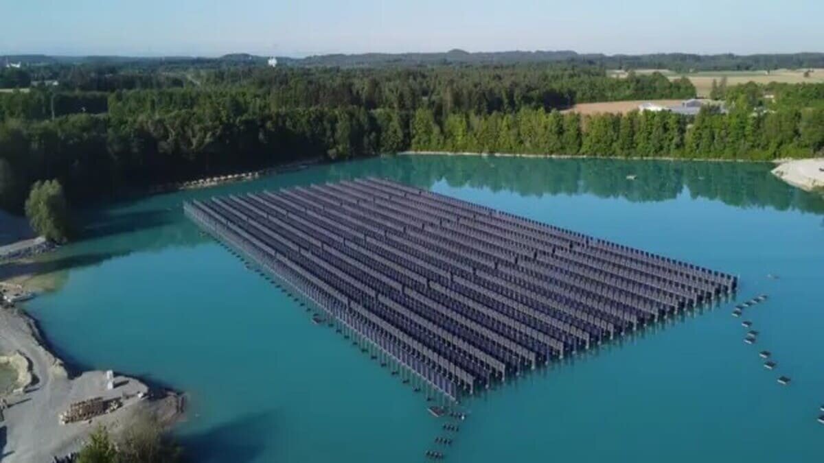    Вертикальная плавучая солнечная электростанция SINN Power / © SINN Power