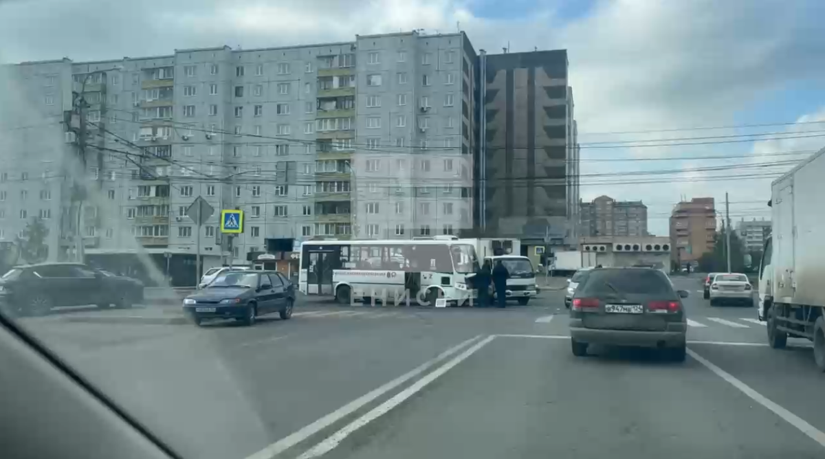     В Красноярске автобус столкнулся с грузовиком