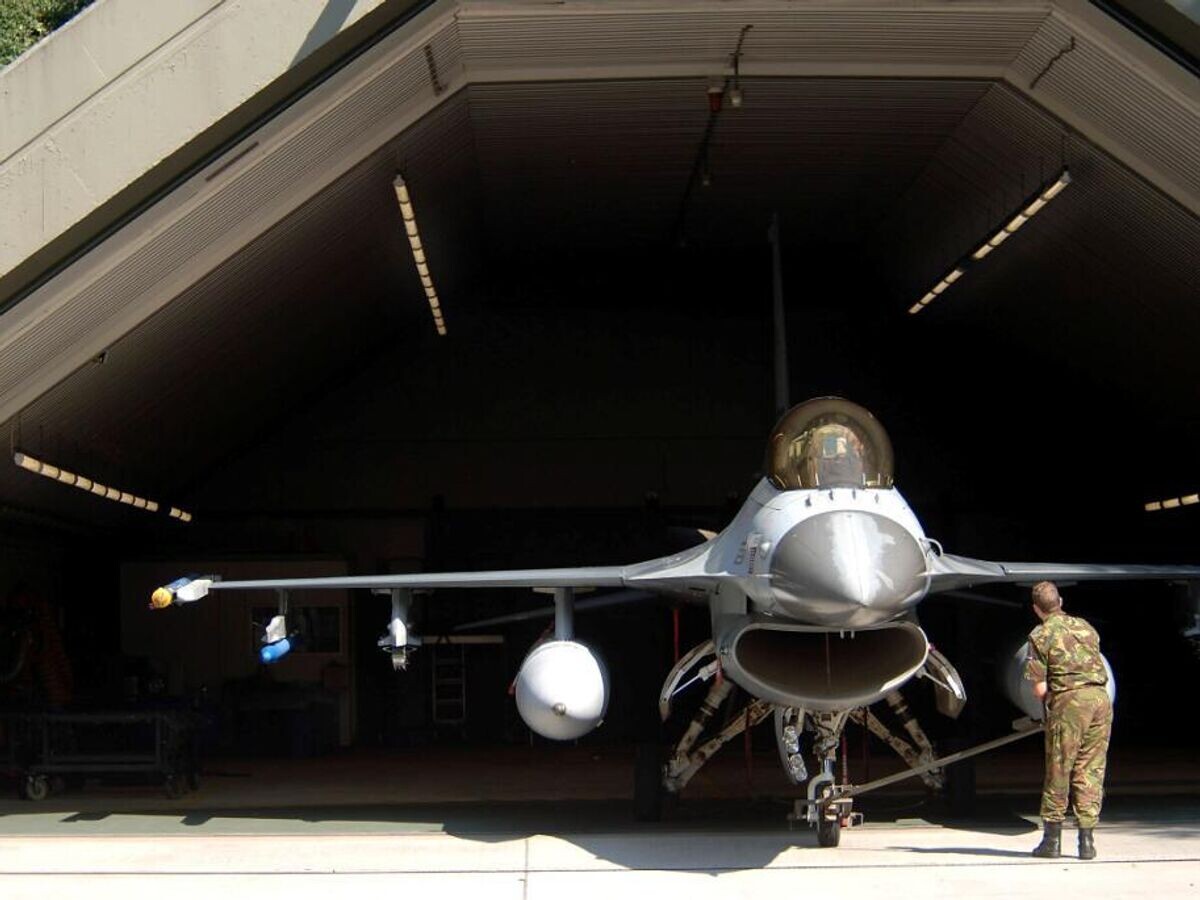    Истребитель на авиабазе Volkel в Нидерландах© Фото : Public Domain