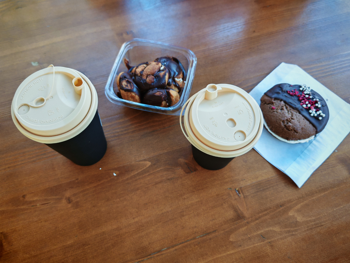 Встретились с подружкой.  Она пока не знает,  с кем связалась.  Строю из себя незнамо кого,  но кого-то милого. 