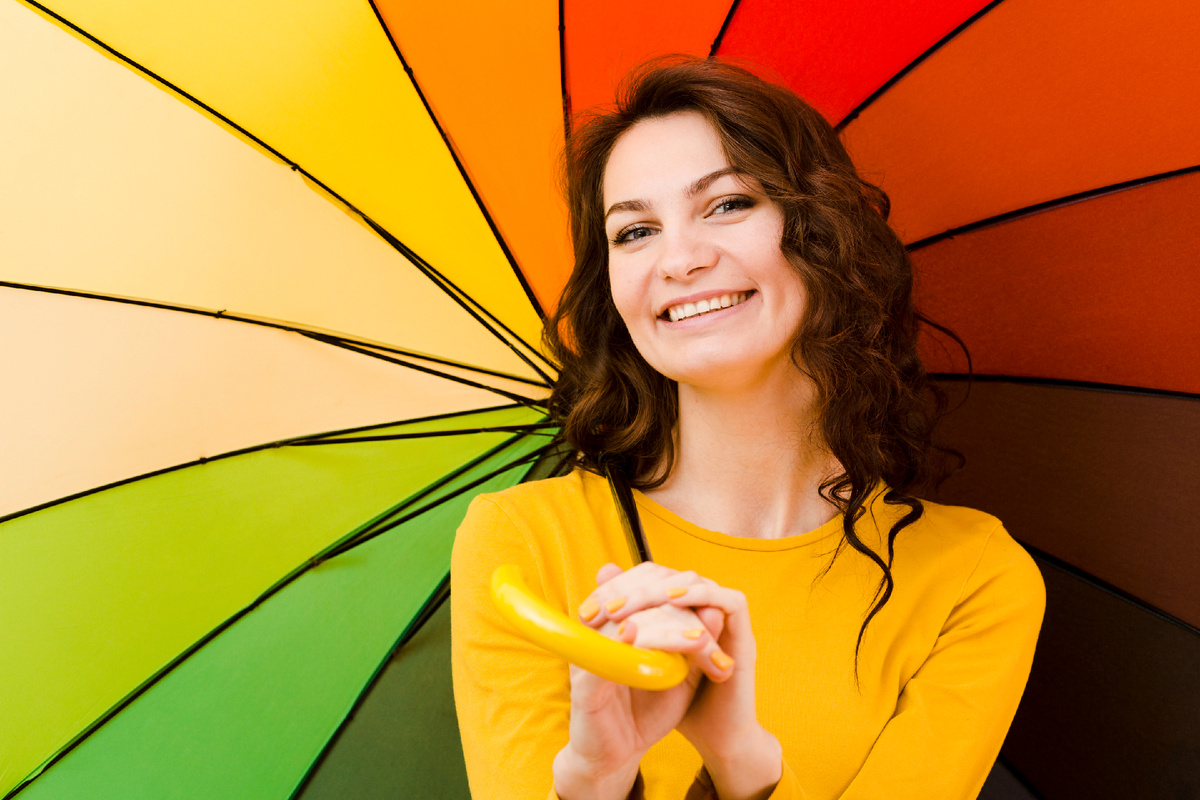 <a href="https://ru.freepik.com/free-photo/front-view-woman-with-rainbow-umbrella_7437424.htm">Изображение от freepik</a>