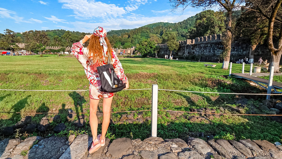 Смотри на огромную территорию крепости Гонио