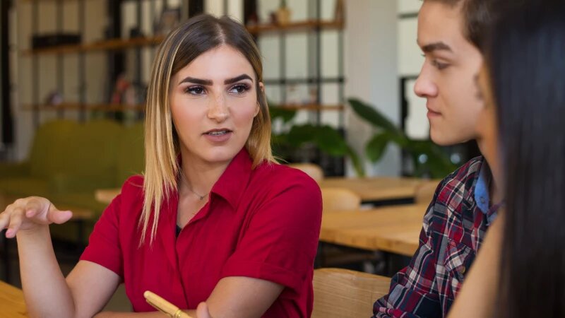     Разговор. freepik.com/katemangostar