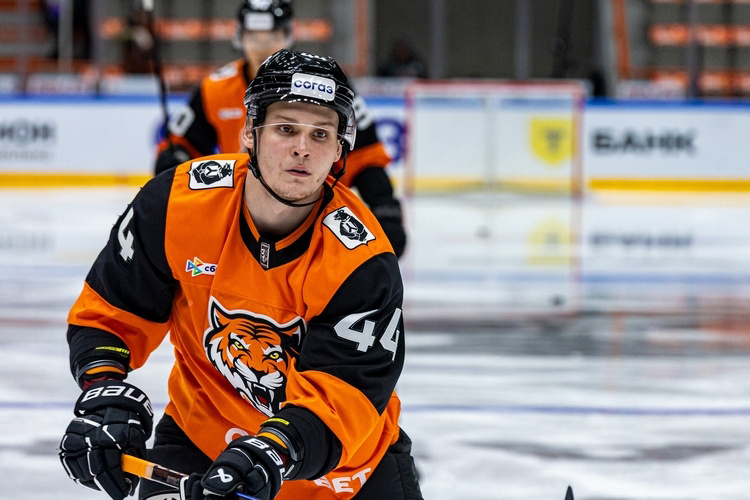    Защитник Никита Евсеев — один из самых перспективных игроков системы «Ак Барса».   
Фото: hcamur.ru