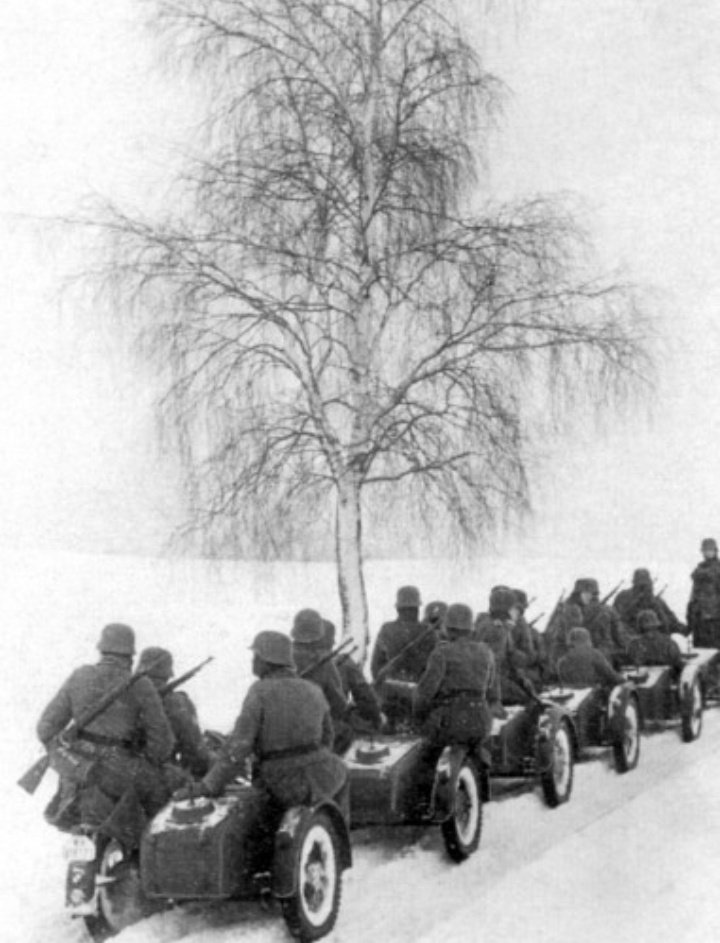 Крушение мифа. Немецкие мотоциклисты на марше зимой 1941–1942 гг. Все вооружены 7,92-мм карабинами «98К
