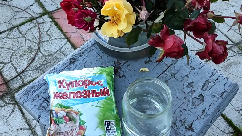 В горячей воде купорос растворяется за 3-5 минут при помешивании