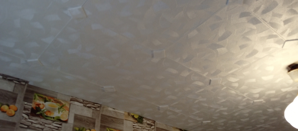 Вырезали квадраты и наклеили поверх плитки