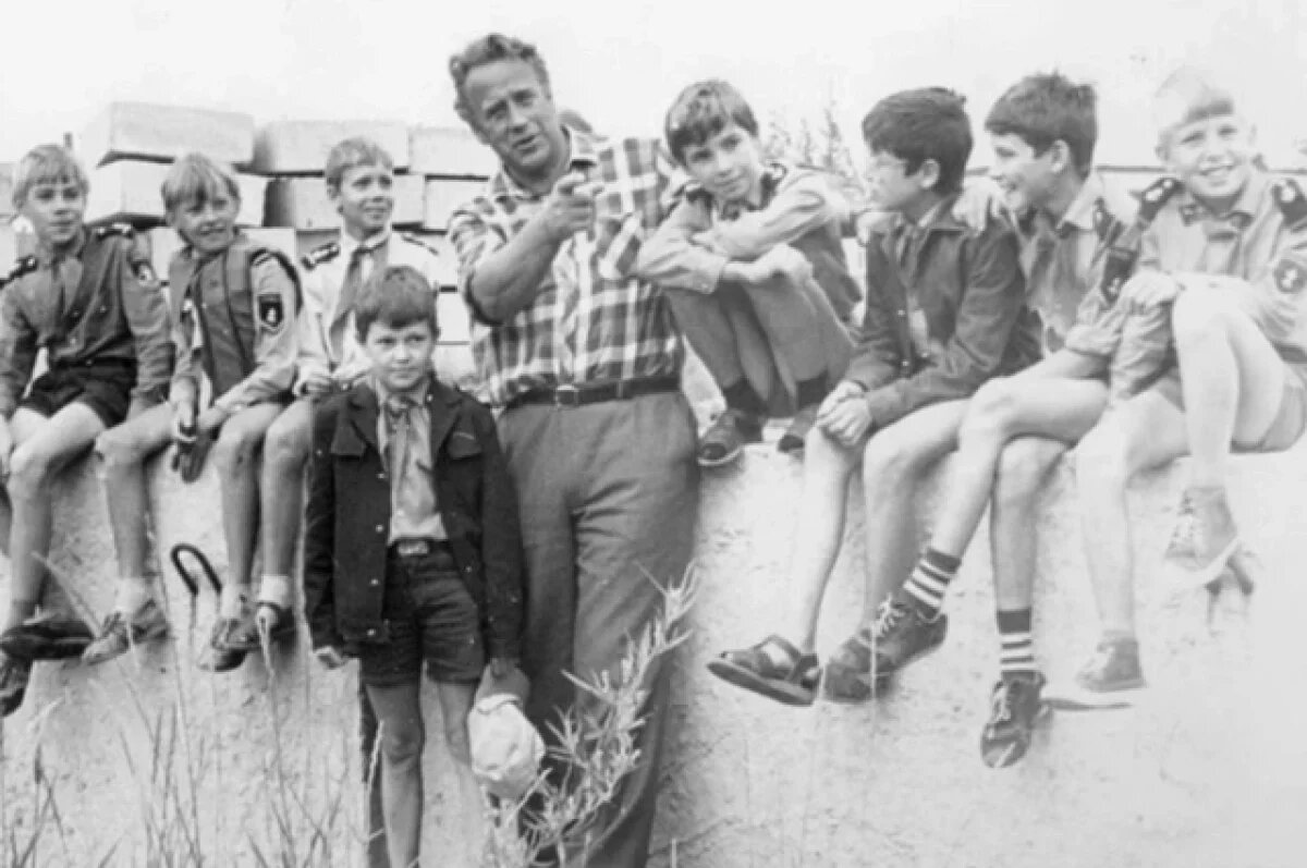    Владислав Крапивин с ребятами, 1988 год