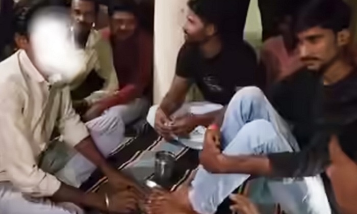    В Индии мужчину заставили выпить воду, в которой мыл ноги чиновник