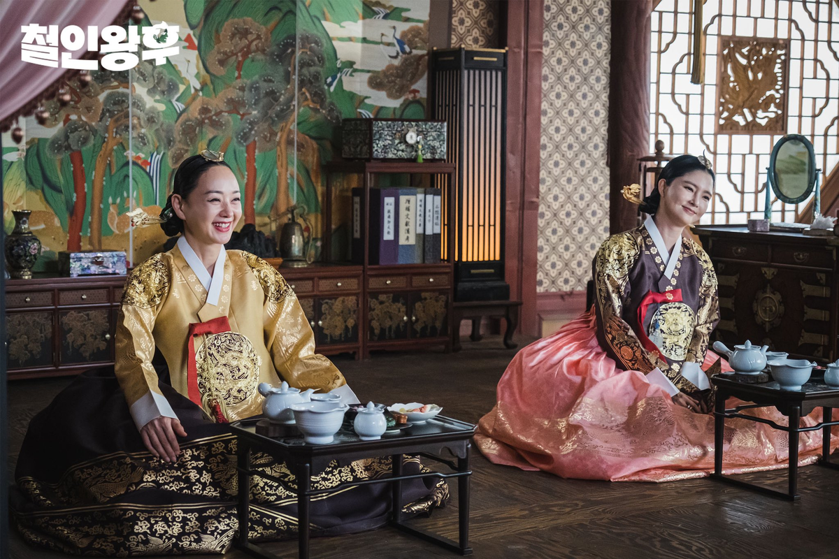 Великая вдовствующая королева Ким Сунвон и вдовствующая королева мать Чо Синджон