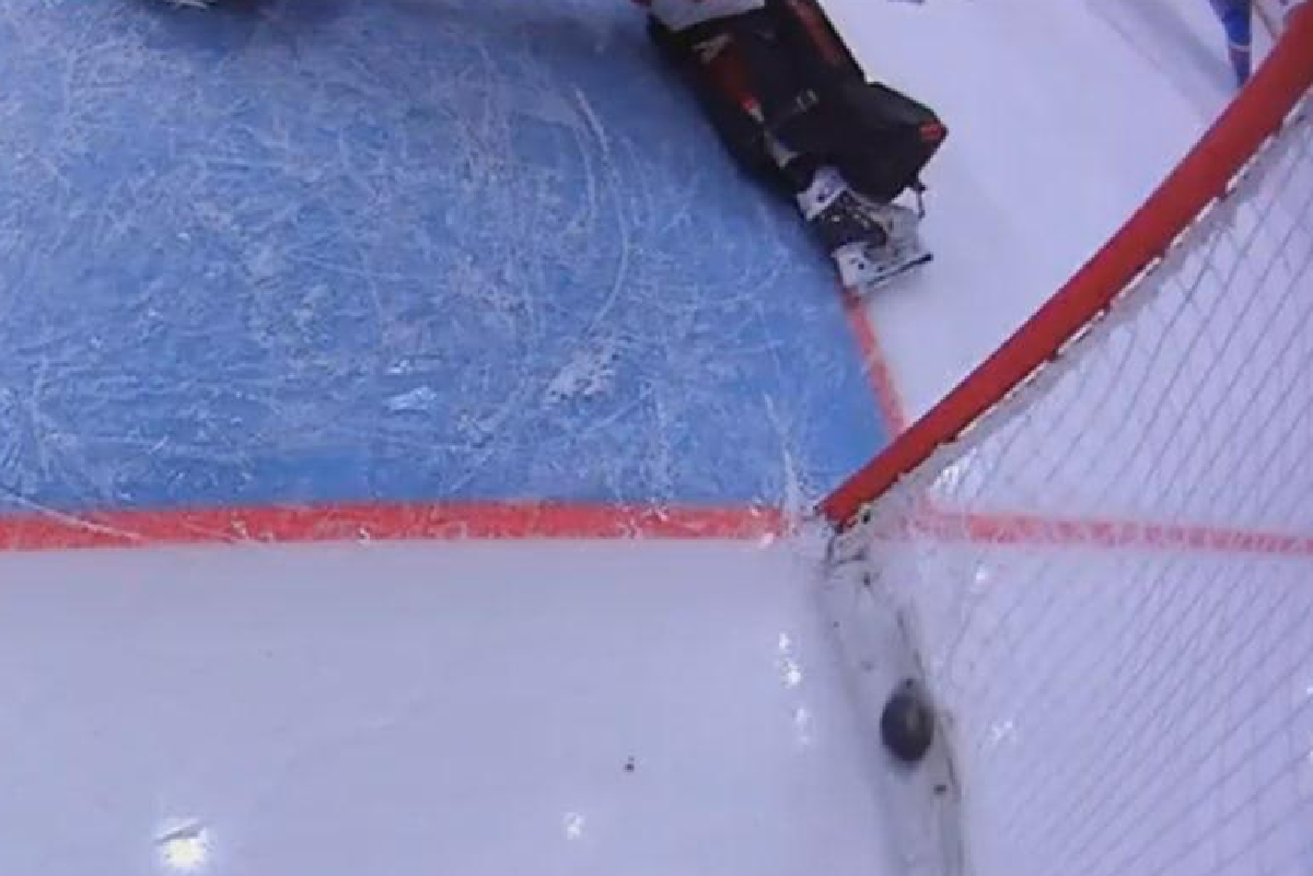 Этот "гол" СКА в ворота "Автомобилиста" бросил тень на наш хоккей. Фото: соцсети