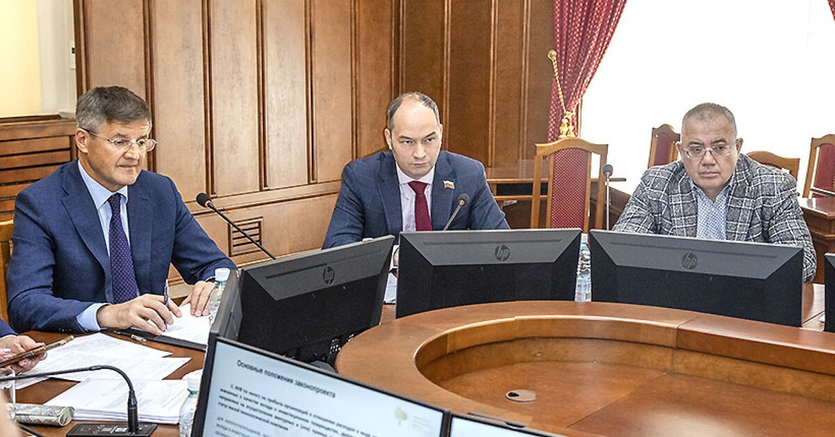 Председатель комитета по строительству Олег Подойма и его заместители Антон Тыртышный и Илья Поляков.