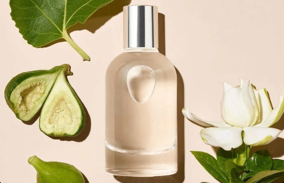 Экологичный флакон в природной среде