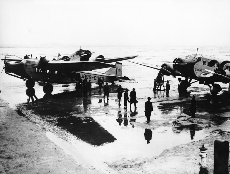 Пассажирские самолёты АНТ-9 и Ju-52-3m германо-советской авиакомпании «ДЕРУЛУФТ».