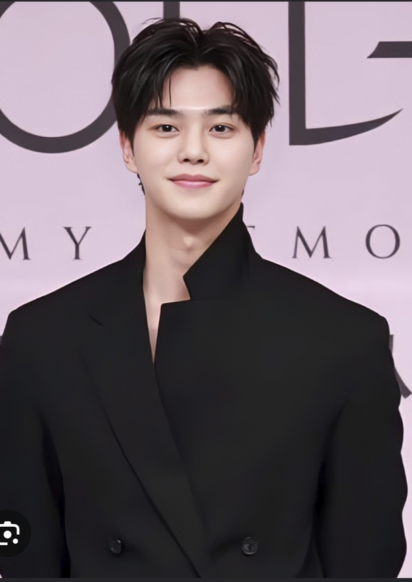 А фигура какая под пиджаком и пресс, ммммммм