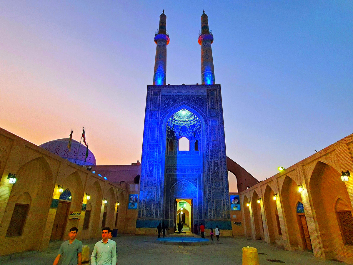 Высокие минареты Пятничной мечети. Йезд.