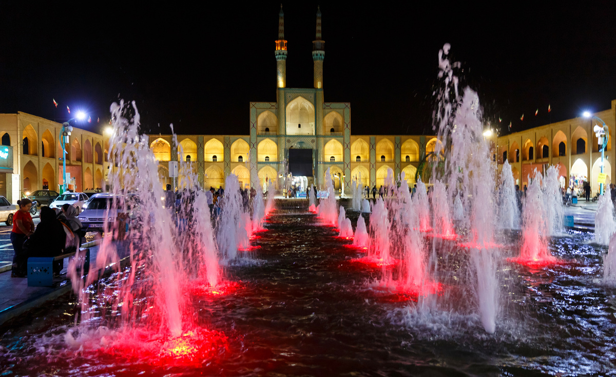 Комплекс Амир Чакмак на одноименной площади.  Фото Павла Ботвиника