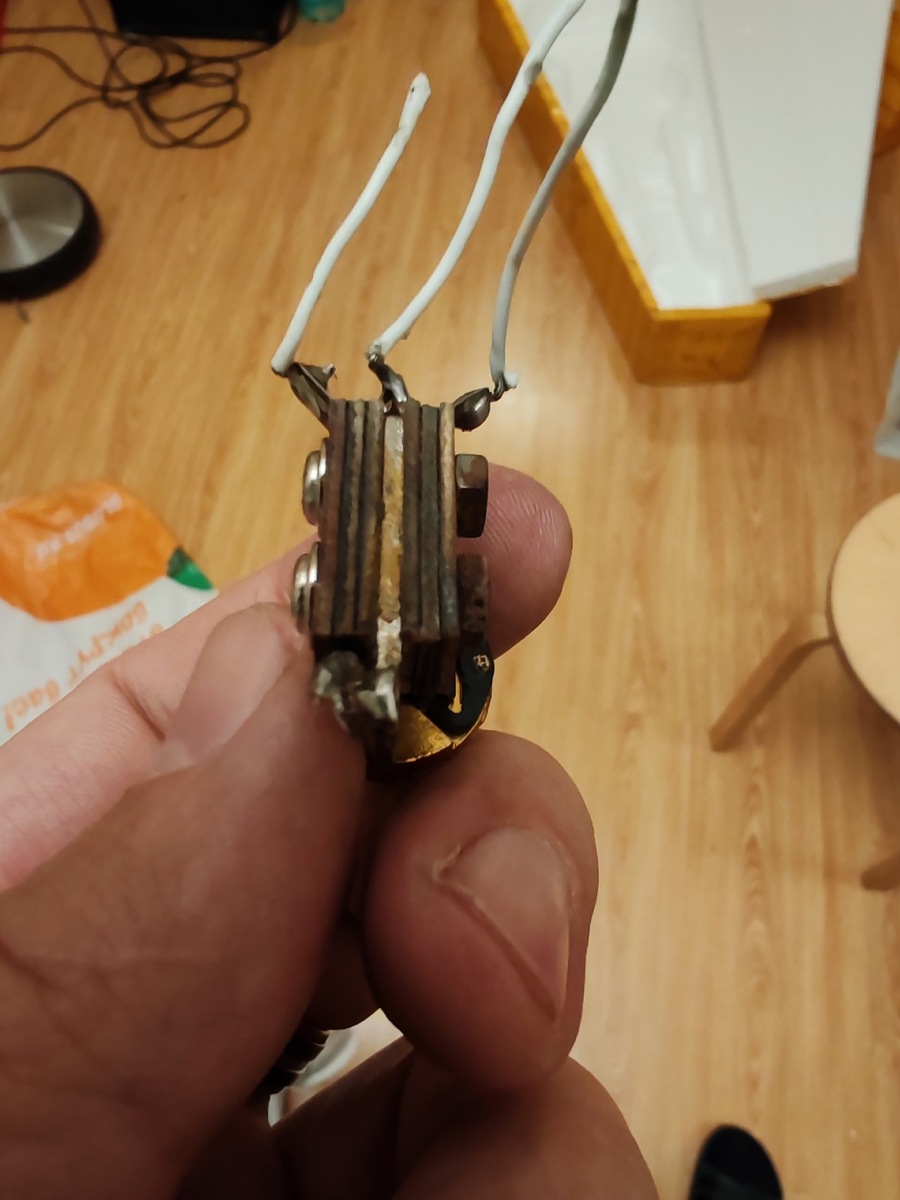 Загажено и потому контачит где не должно