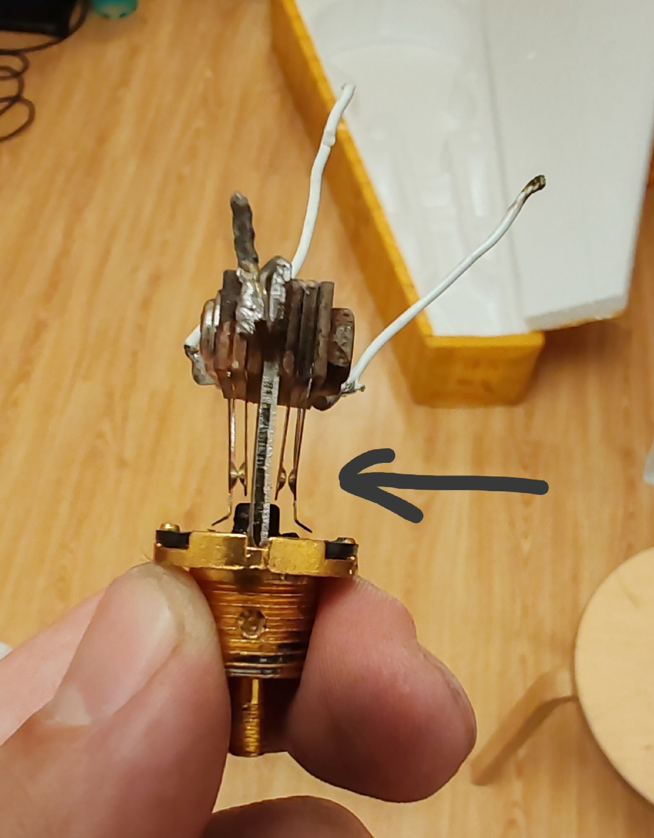 Отогнуто и потому не контачит где должно