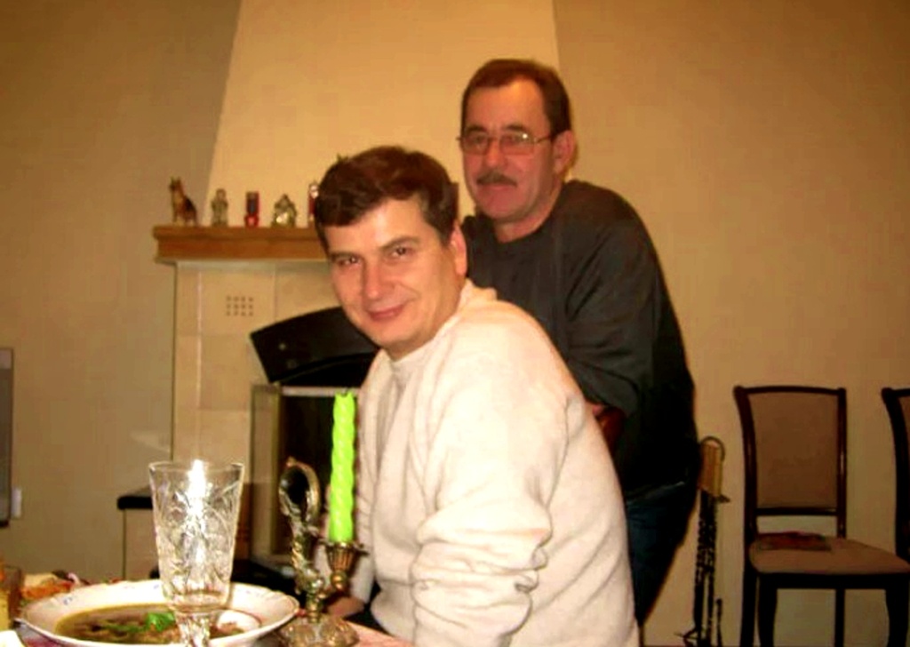 Встречаем 2010 год. Мой брат (на переднем плане) и супруг