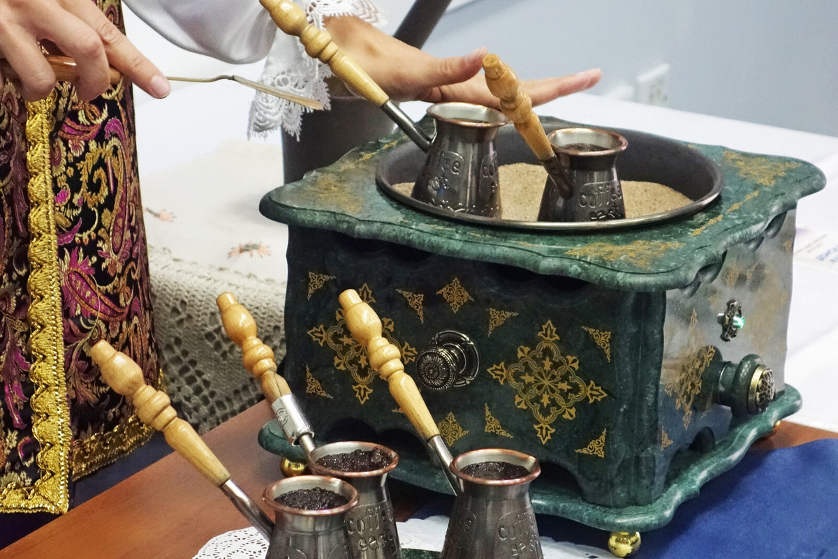 Начиная с XVIII века казачки варили кофе по-турецки – на песке. А потом привязывали белый платок к длинному шесту и выставляли его в окне, это было знаком для подружек: «Приходите пить кохвий». Обычно кофе пили в 11:00, а вместо десерта подавался чёрный хлеб с кусочком селёдки. Оригинально! Фото: Татьяна Афанасьева