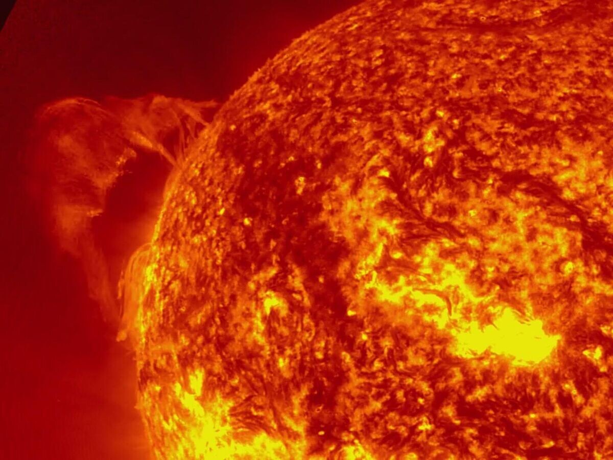    Один из крупнейших протуберанцев отрывается от Солнца© ИКИ РАН