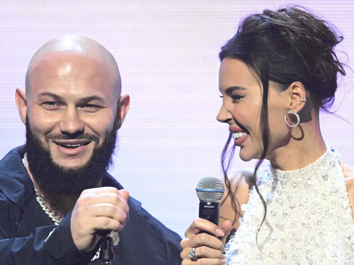    Рэпер Джиган (Денис Устименко-Вайнштейн) с женой Оксаной Самойловой на награждении в номинации "Пара года" на музыкальной премии "Жара Media Awards" в Крокус Сити Холле в Москве© РИА Новости / Рамиль Ситдиков