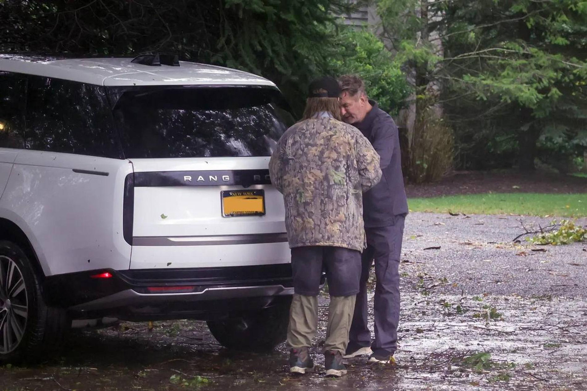     Алек Болдуин на месте происшествия. Фото: TMZ