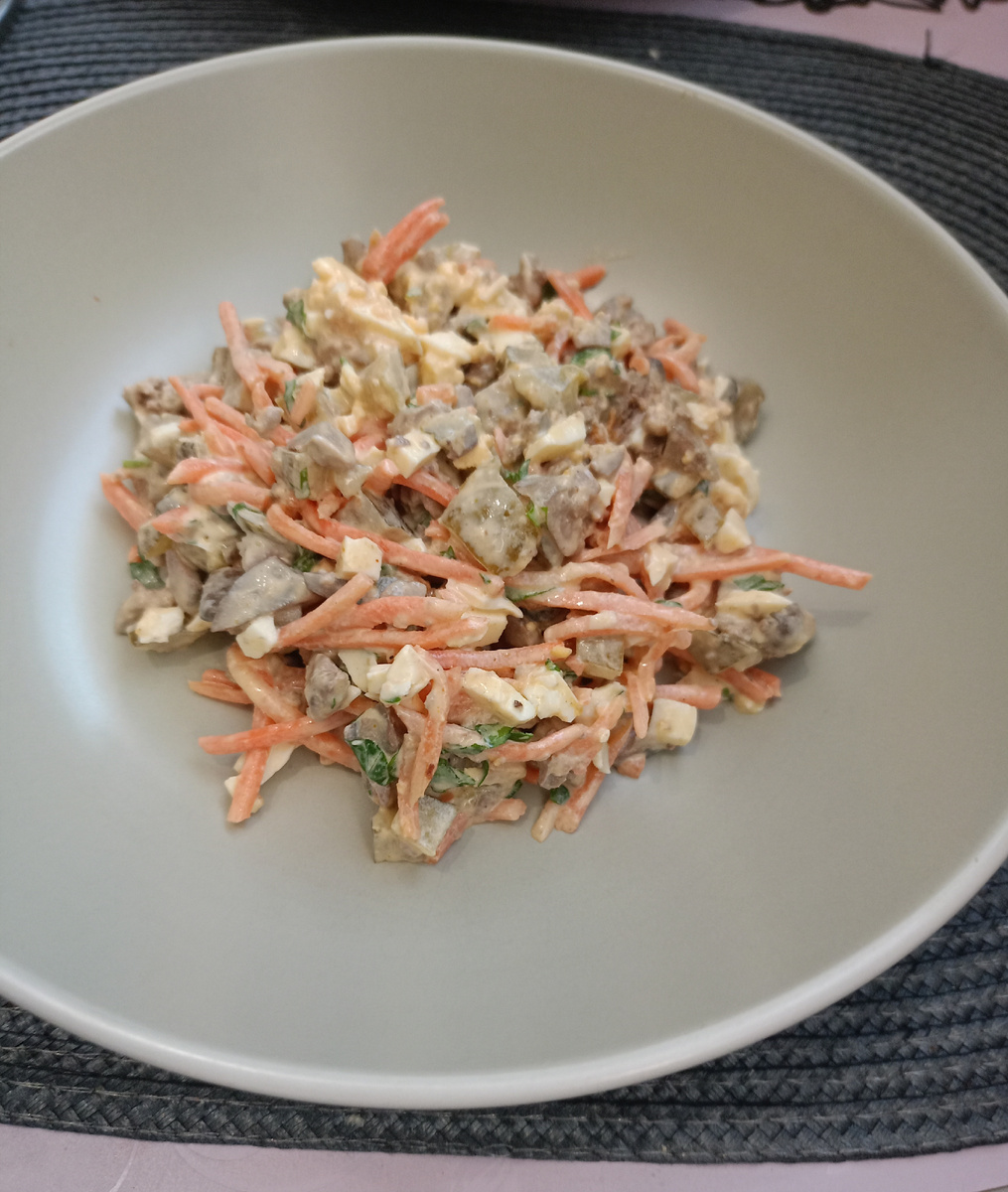 Фото моë. Ещё маринованные огурцы, варёные яйца, петрушка. 