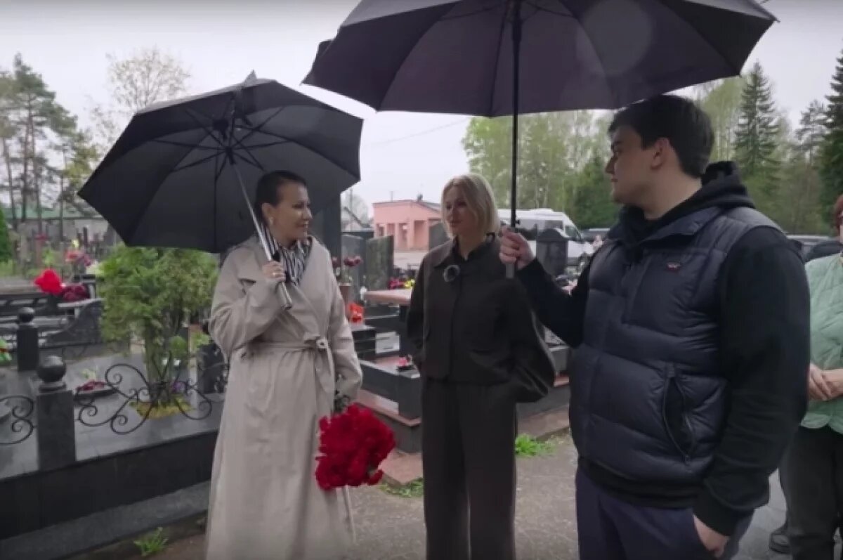    Ксения Собчак посетила в Твери могилу Михаила Круга