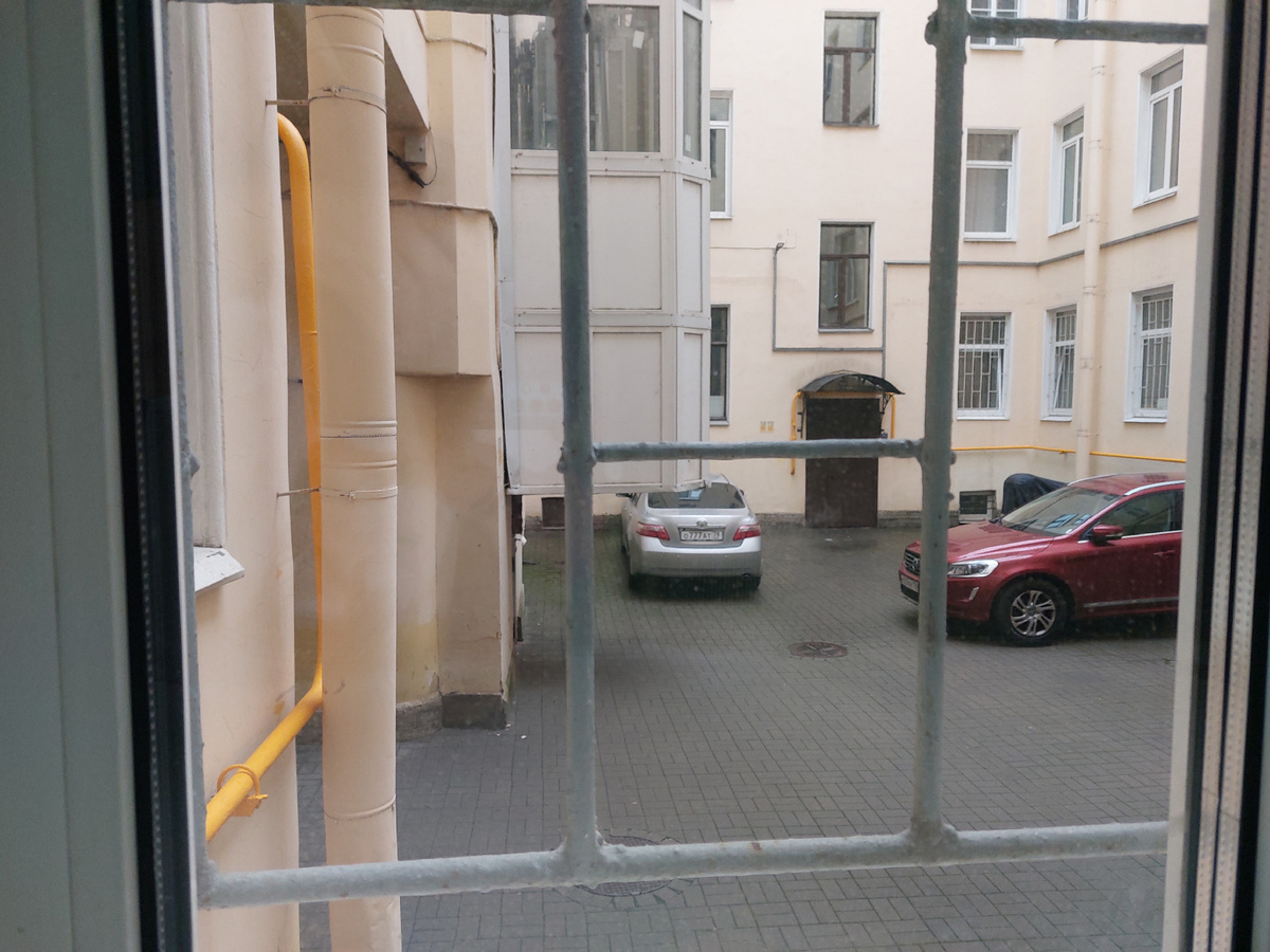 Вид из окна нашей квартиры во внутренний двор дома