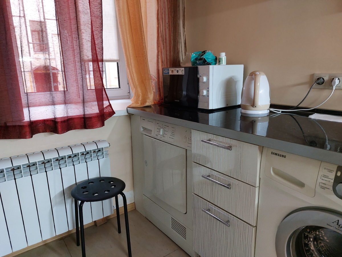 Кухню привели в порядок. Убрали следы своего пребывания