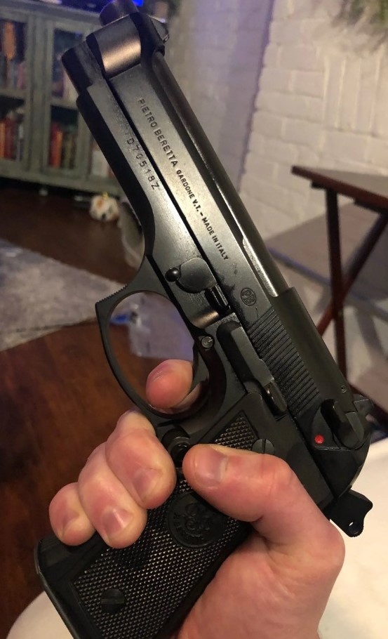 Пистолет "Беретта" 92F в руке.
