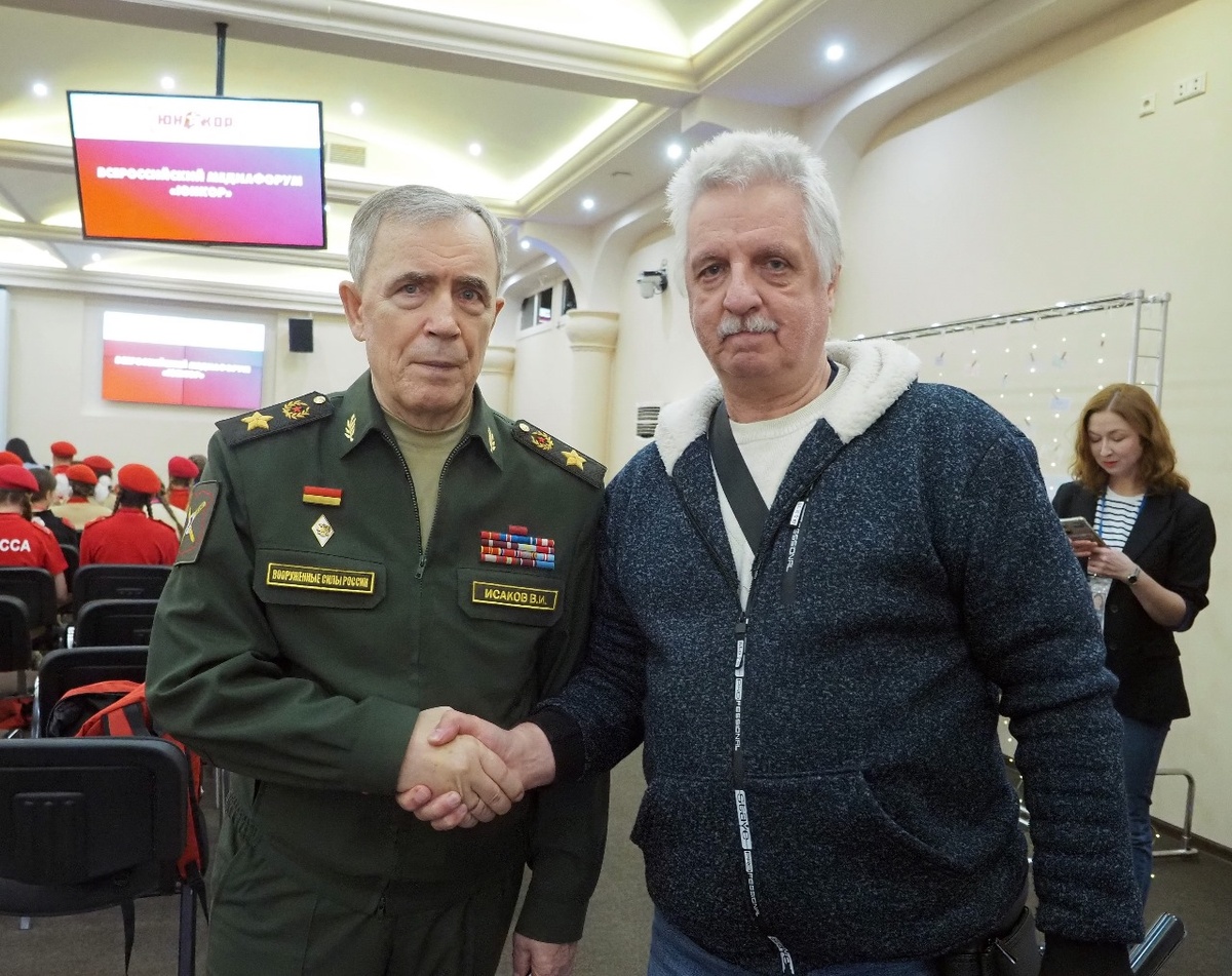 Крепкое мужское рукопожатие, за которое очень благодарен генералу армии.