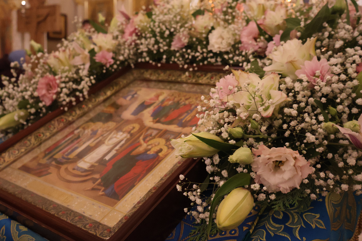 Праздничная икона в обрамлении цветочков