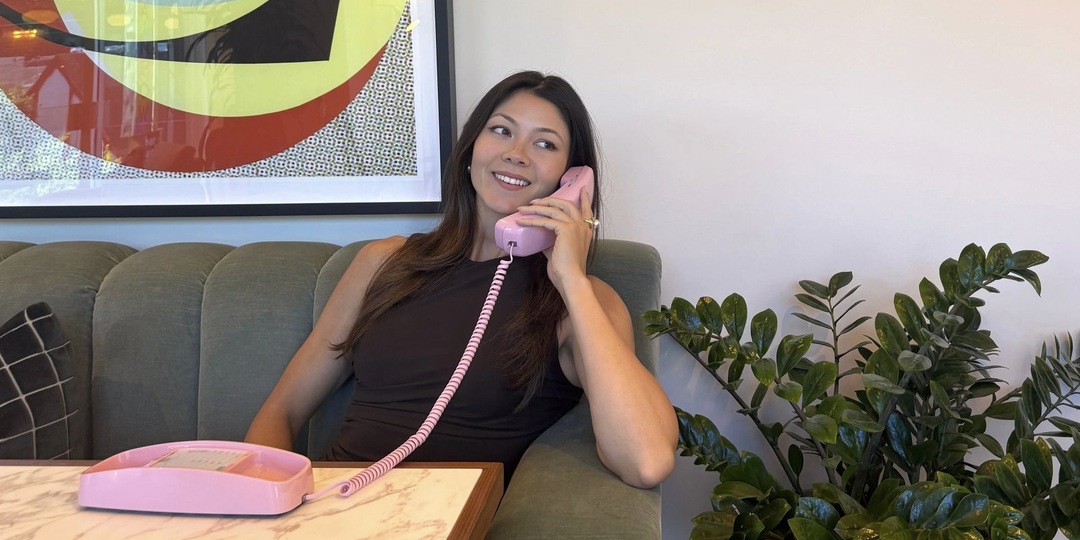 Крепят смартфоны к стене и покупают проводные телефоны: зумеры возвращают моду на старую связь