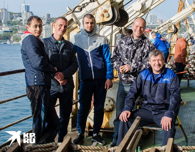 Члены экипажа плавзавода "Всеволод Сибирцев". Фото: Ксения ТРЕТЕЛЬНИЦКАЯ. Источник: WWW.KP.RU