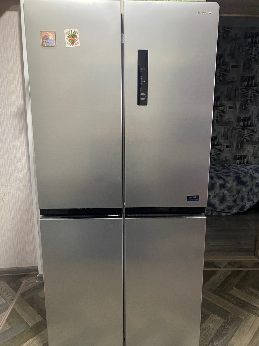 Вот в нём « родимом» и лежат монетки. С тех пор конечно сменилось уже несколько холодильников.