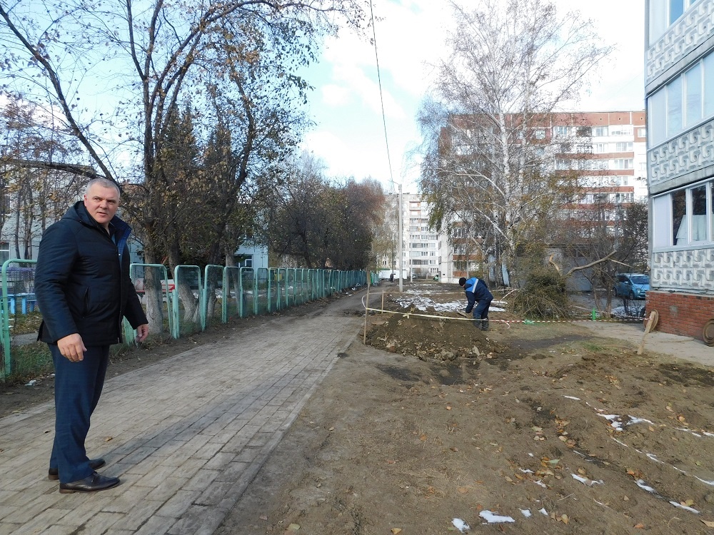    Леонид Фомичев контролирует ход работ. Фото Анны Зубаревой